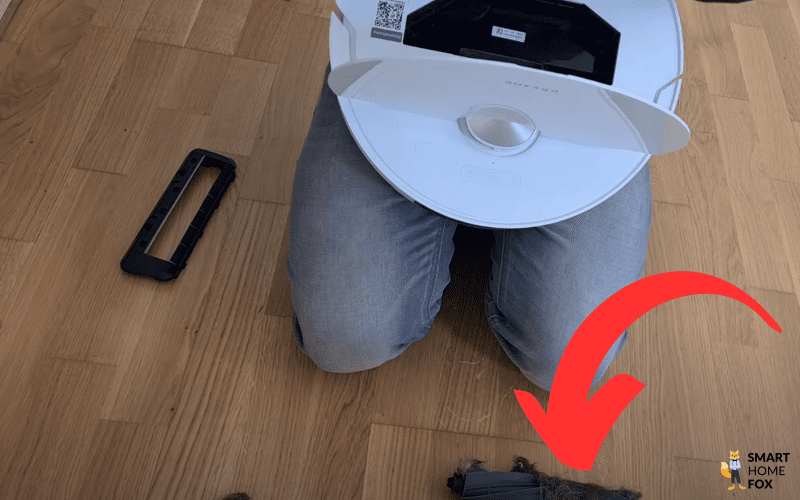 Волосы запутались в основной щетке робота-пылесоса Dreame X40 Ultra.